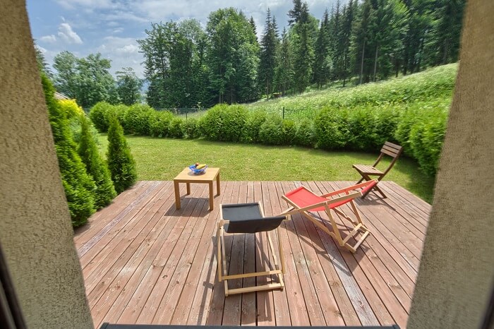 Taras z leżakami w apartamencie