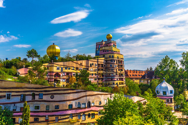 Kolorowy budynek Waldspirale w Niemczech