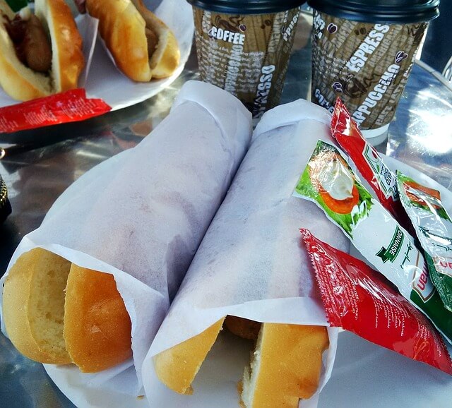 Hot dogi na ulicy