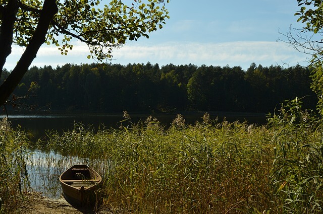 łódka nad jeziorem