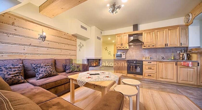 Salon w góralskim stylu w pieknym apartamencie w Zakopanem